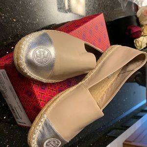 Tory Burch flat leather espadrilles. Size 9